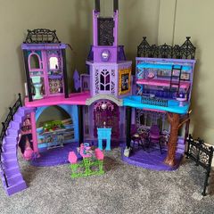Monster High Haunted High School