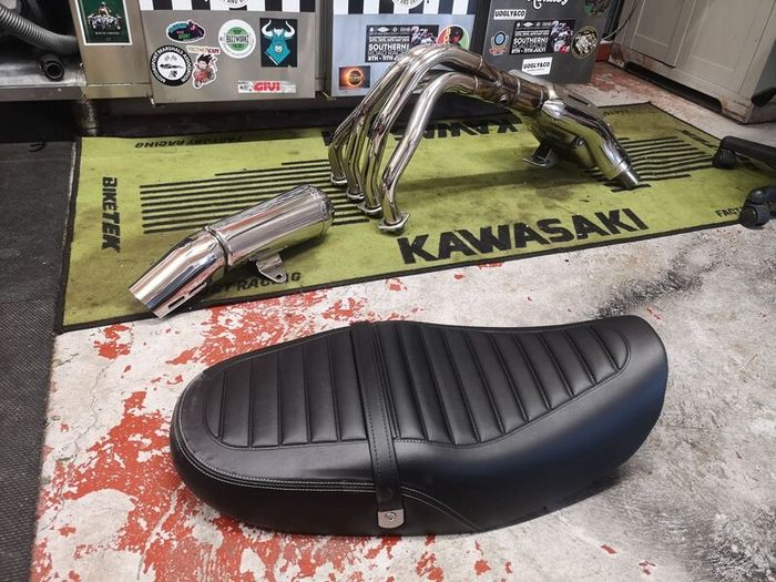 Kawasaki z900rs exhaust an seat