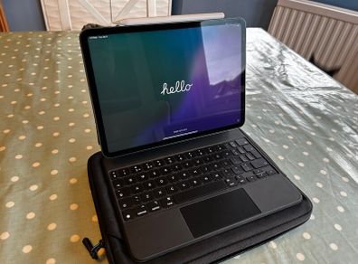 Apple iPad Pro 11 inch 128gb  3rd Gen M1 and Apple Magic Keyboard Bundle