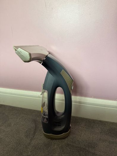 Cordless window cleaner