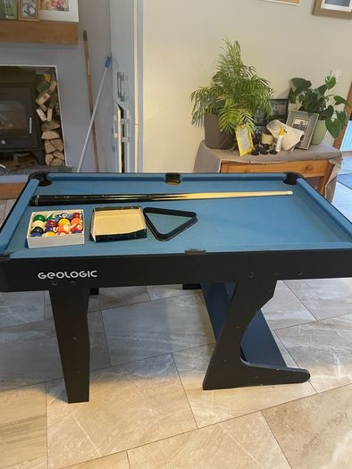 Foldable pool table