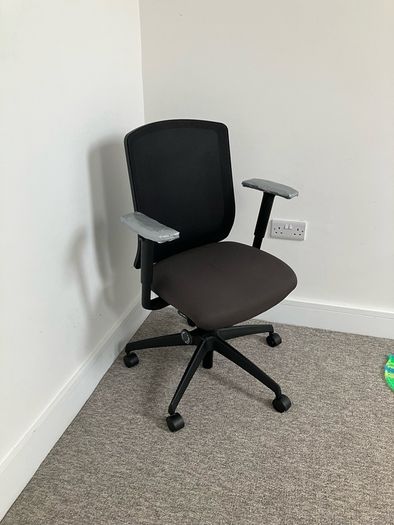 BOSS Design Swivel Chair