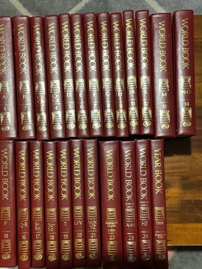 Full set of Encyclopaedia from 1992 including Longman Encyclopaedia