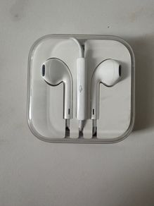 Brand New Apple EarPods with 3.5mm Headphone Plug - Never Used