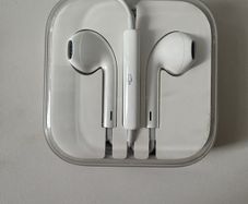 Brand New Apple EarPods with 3.5mm Headphone Plug - Never Used