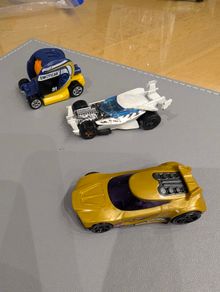 Hot Wheels x 3