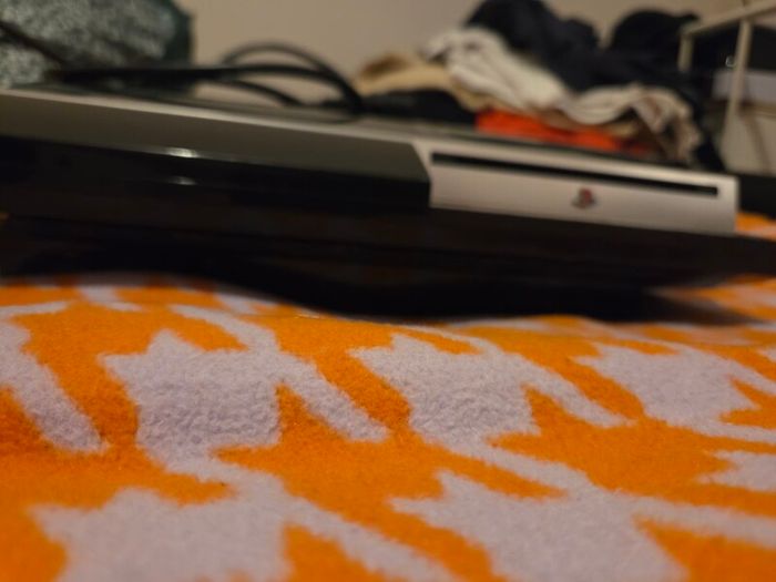 Ylod Ps3 the PlayStation 3 CECHC03 (a 60GB PAL/UK model) is backwards compatible with PlayStation 2, PlayStation 1, and PS3 games