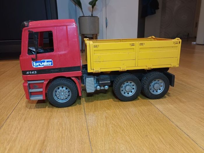 Bruder tipper truck and excavator
