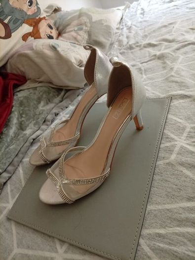 high heels lot !!! Read !
