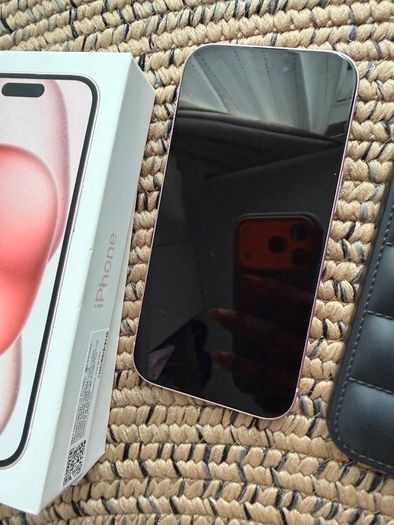 iphone 15- good as new with no scratches & with new phone accessories