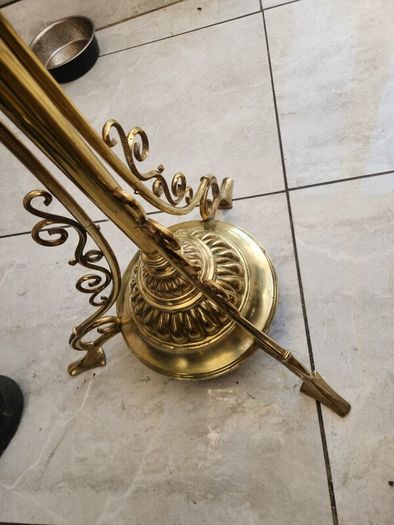 Fantastic victorian brass oil lamp . extends to 2m.