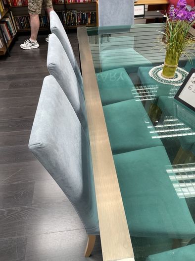 table and 8?chairs