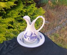 Blue washing bassin set in ceramic