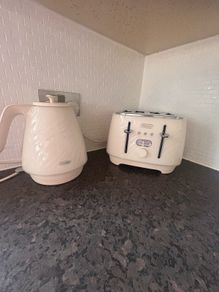 Delonghi Kettle and Toaster set