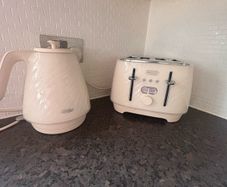 Delonghi Kettle and Toaster set