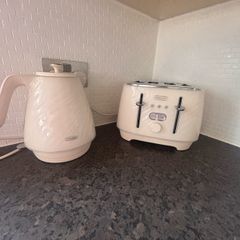 Delonghi Kettle and Toaster set