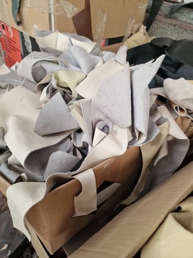 1KG of leather scraps, in varying size and random colours, new good quality genuine leather