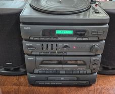 Sanyo Digital Stereo Sound System with Turntable and CD Player