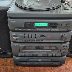 Sanyo Digital Stereo Sound System with Turntable and CD Player