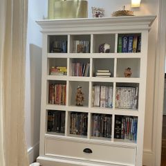 Elegant Contemporary Display Cabinet.  Mahogany.  Perfect condiions.