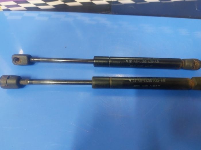 Escort cabrio roof struts