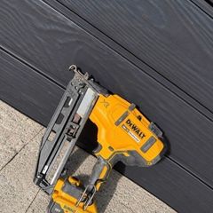 DeWalt DCN660 Type 2 18V XR Brushless 16Ga Second Fix Nail Gun 5Ah Battery