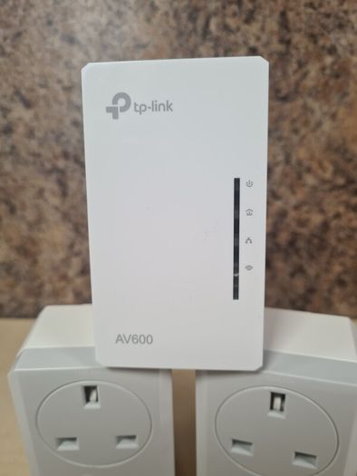 Tp LINK AV600 powerline wifi range extender signal booster kit TL-WPA 4220 and TL-PA4010P x 2