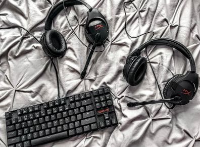 Redragon K552 Mechanical Keyboard + 2 Gaming Headsets Bundle - RGB/Working