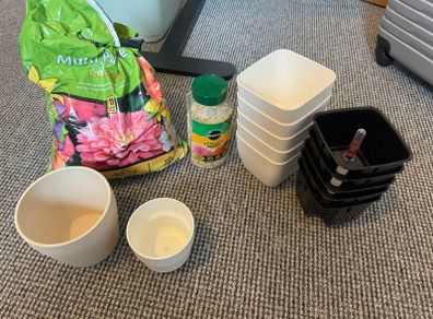Garden Bundle: Self-Watering Pots, Compost, Plant Feed
