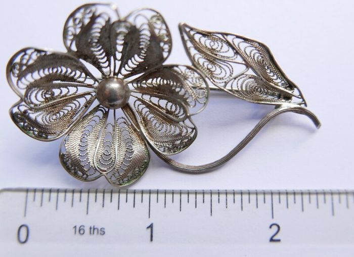 Vintage silver filigree flower brooch