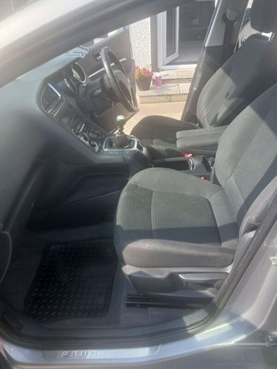 Peugeot 5008 2015.