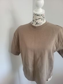 beige tshirt with shoulder pads