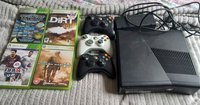 xbox 360 5 games and 3 joypads