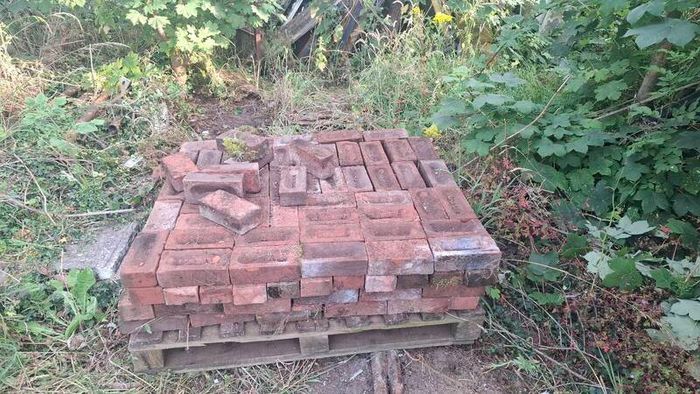 Used red bricks on pallet 210 bricks on pallet