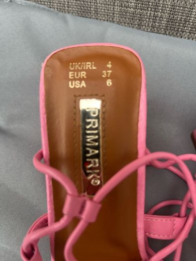Ladies pink sandals size 4