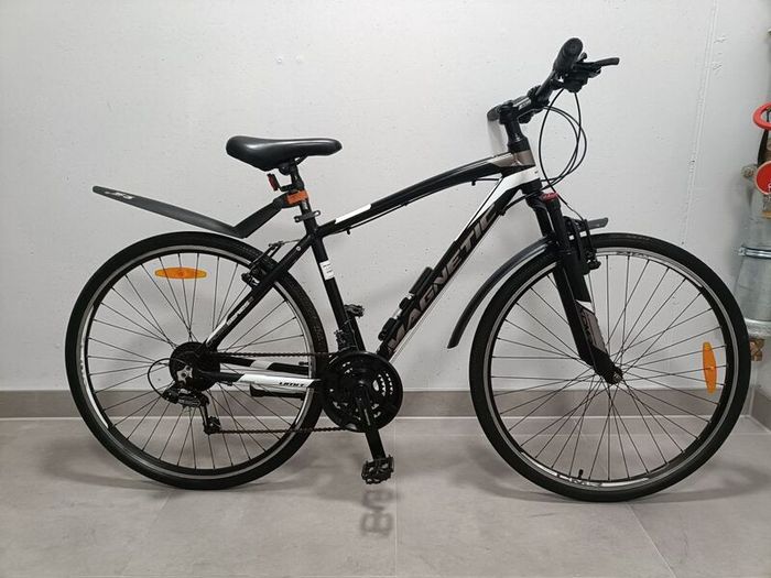hybrid bicycle size M.