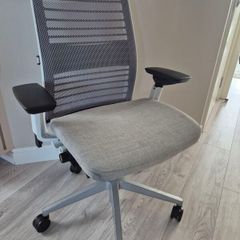 Steelcase think V2 chair