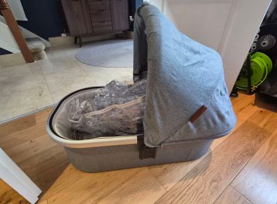 Uppa Baby Vista Basinet like New Condition with Rain Cover