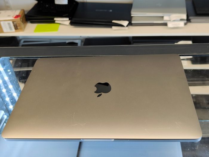 Touch Bar Apple MacBook Pro 13" A2159 2019 i5-8257U 8GB 256GB RETINA 2560 x 1600 (Battery Cycle: 165)