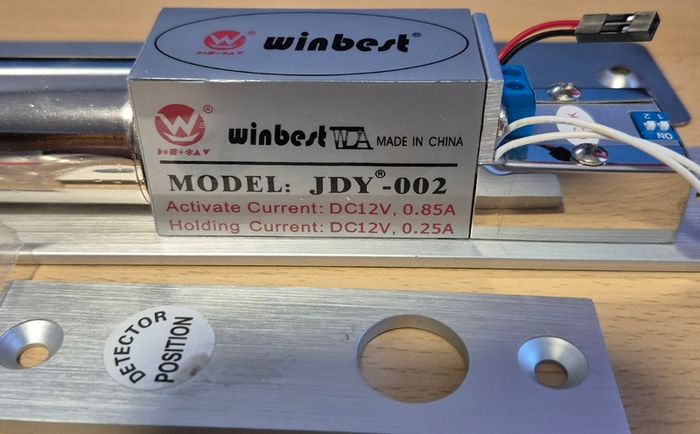 Electronic door bolt