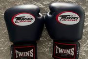 Twins gloves
