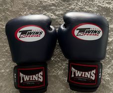 Twins gloves