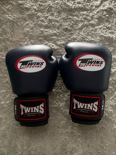 Twins gloves