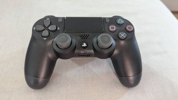 PlayStation 4 Slim 1Tb+ 1x Original Wireless Controller+ 2x Wired Controller+ Camera