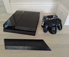 PlayStation 4 Standard Version 500gb with 2 controllers