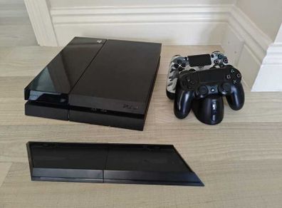 PlayStation 4 Standard Version 500gb with 2 controllers
