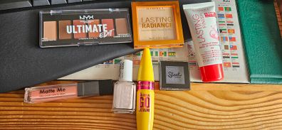 Bundle Eyeshadow, Nail Polish, Mascara, Primer, Lip, Finish powder