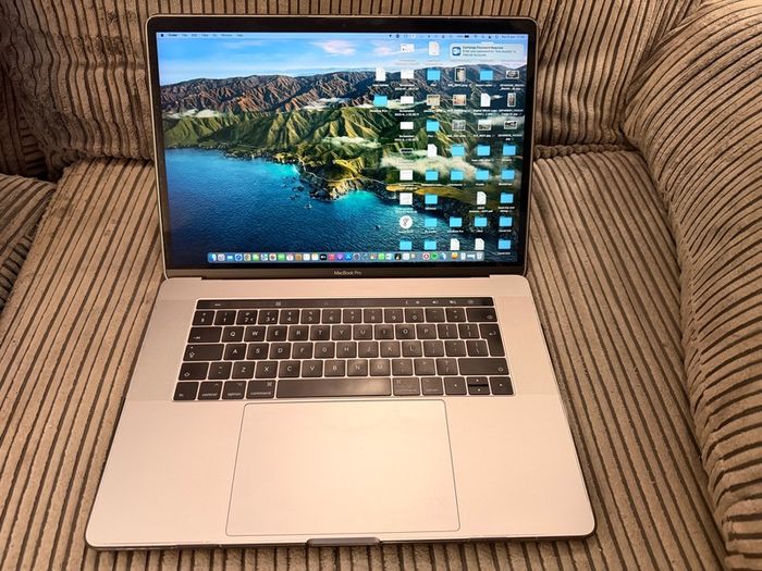 Apple MacBook Pro 15" i7 2.7GHz Touch Bar A1707 (EMC 3072) Late 2016 16GB RAM / 512GB Flash Drive / Dual GPU / Pristine condition