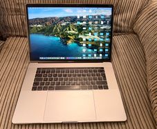 Apple MacBook Pro 15" i7 2.7GHz Touch Bar A1707 (EMC 3072) Late 2016 16GB RAM / 512GB Flash Drive / Dual GPU / Pristine condition