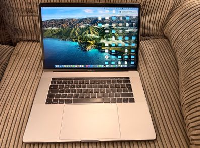 Apple MacBook Pro 15" i7 2.7GHz Touch Bar A1707 (EMC 3072) Late 2016 16GB RAM / 512GB Flash Drive / Dual GPU / Pristine condition